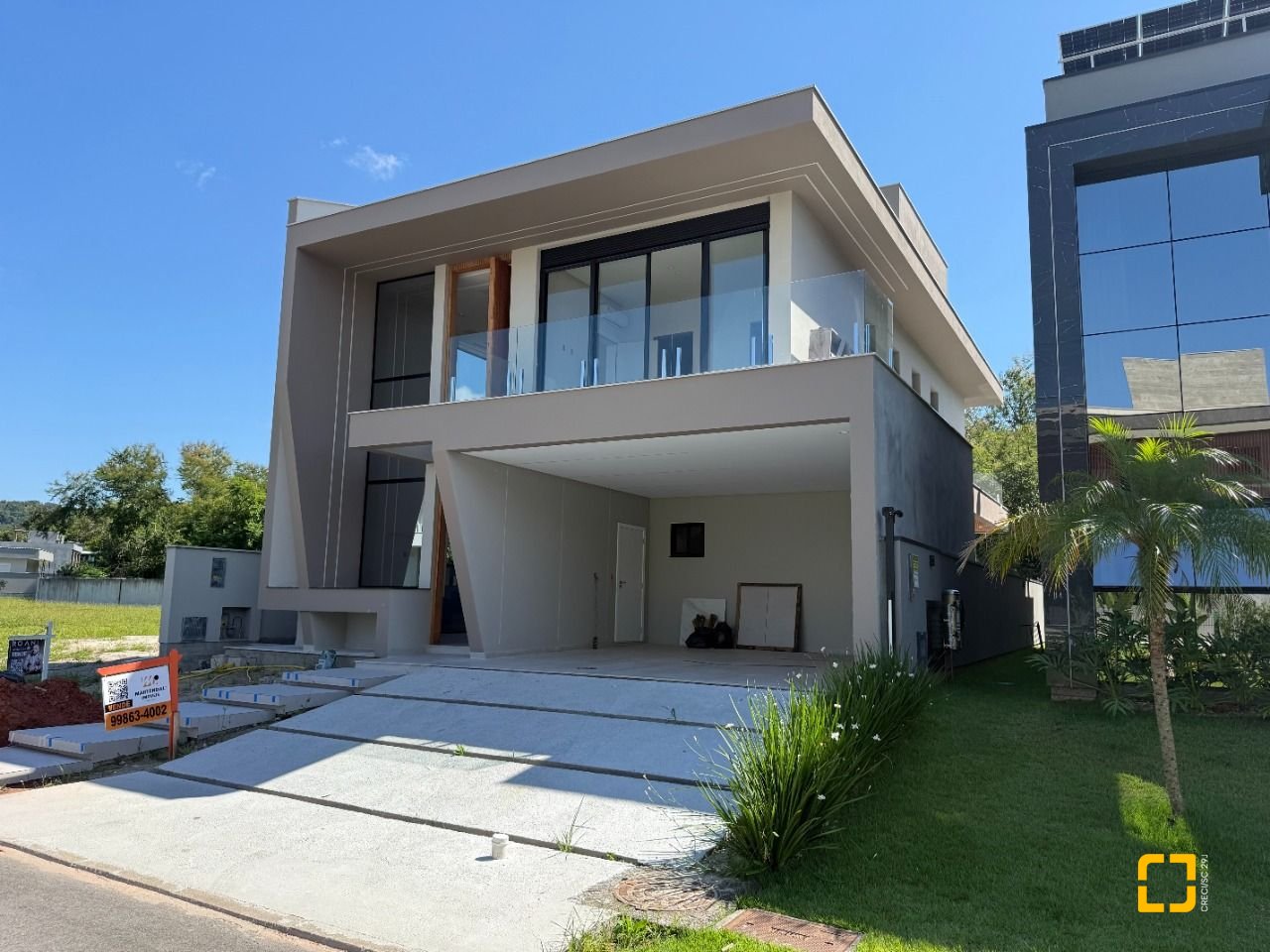 Casa de Condomínio com 298m², 3 quartos (sendo 3 suítes), 4 garagens, no bairro Pedra Branca em Palhoça