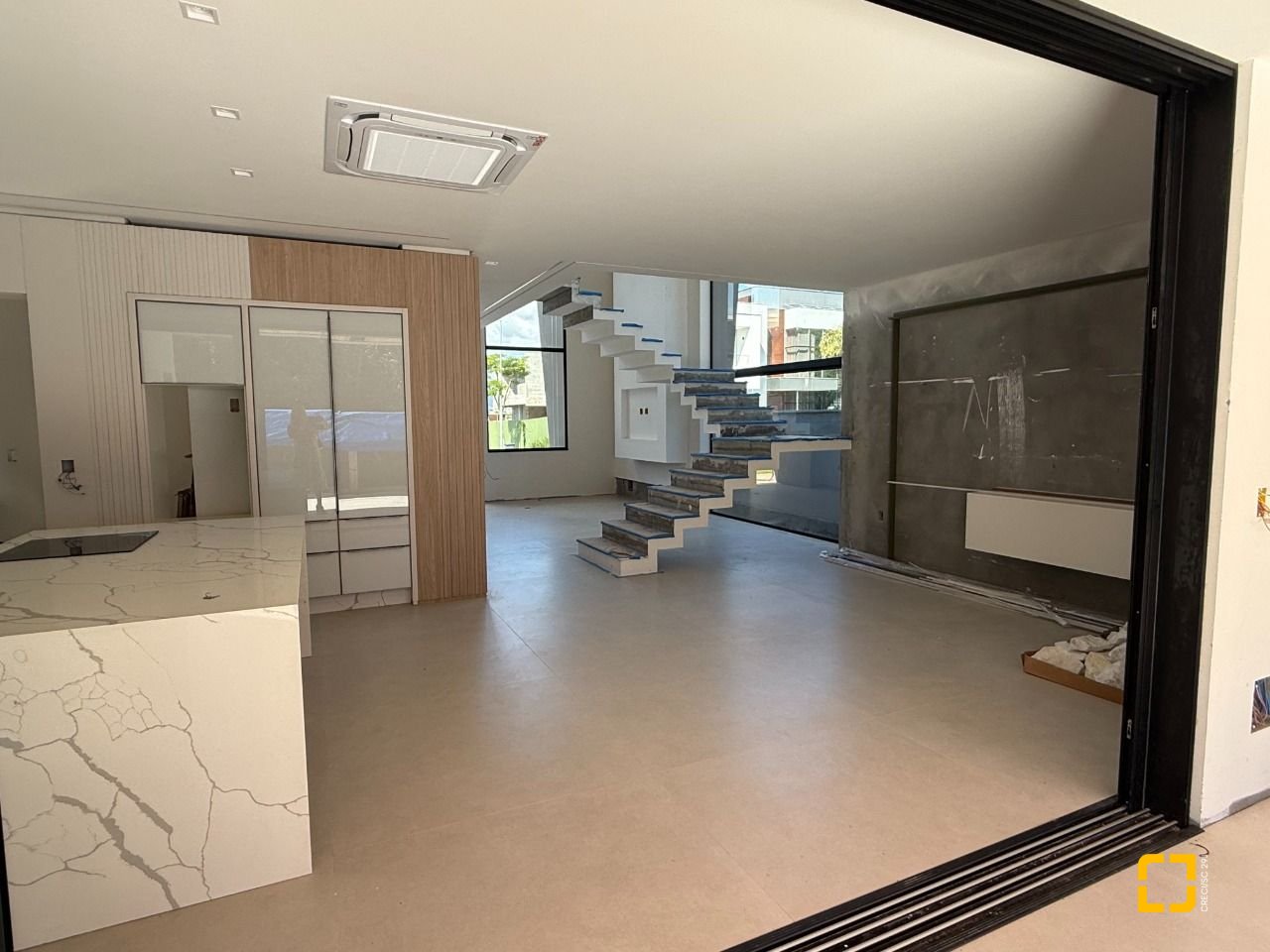 Casa de Condomínio com 298m², 3 quartos (sendo 3 suítes), 4 garagens, no bairro Pedra Branca em Palhoça