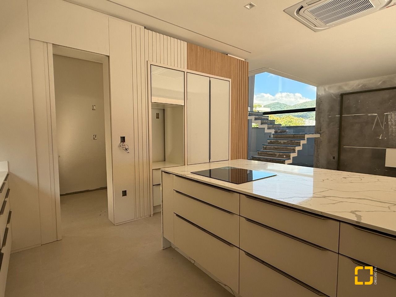 Casa de Condomínio com 298m², 3 quartos (sendo 3 suítes), 4 garagens, no bairro Pedra Branca em Palhoça