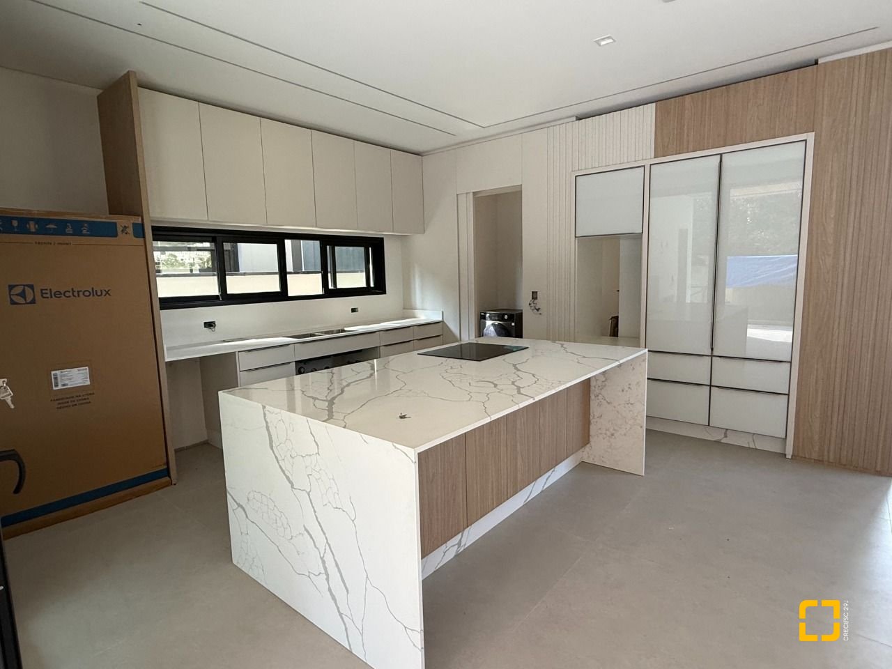 Casa de Condomínio com 298m², 3 quartos (sendo 3 suítes), 4 garagens, no bairro Pedra Branca em Palhoça