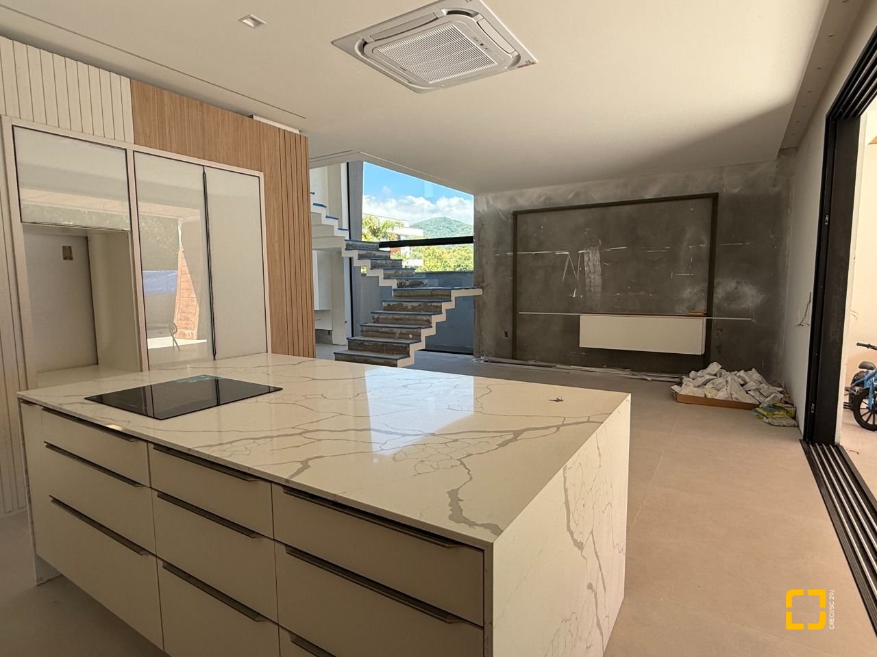 Casa de Condomínio com 298m², 3 quartos (sendo 3 suítes), 4 garagens, no bairro Pedra Branca em Palhoça