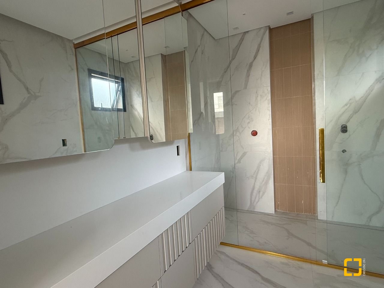 Casa de Condomínio com 298m², 3 quartos (sendo 3 suítes), 4 garagens, no bairro Pedra Branca em Palhoça