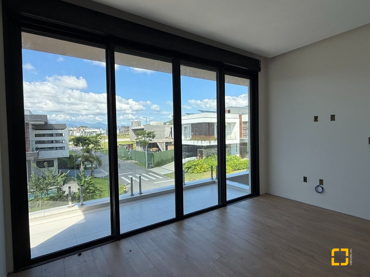 Casa de Condomínio com 298m², 3 quartos (sendo 3 suítes), 4 garagens, no bairro Pedra Branca em Palhoça