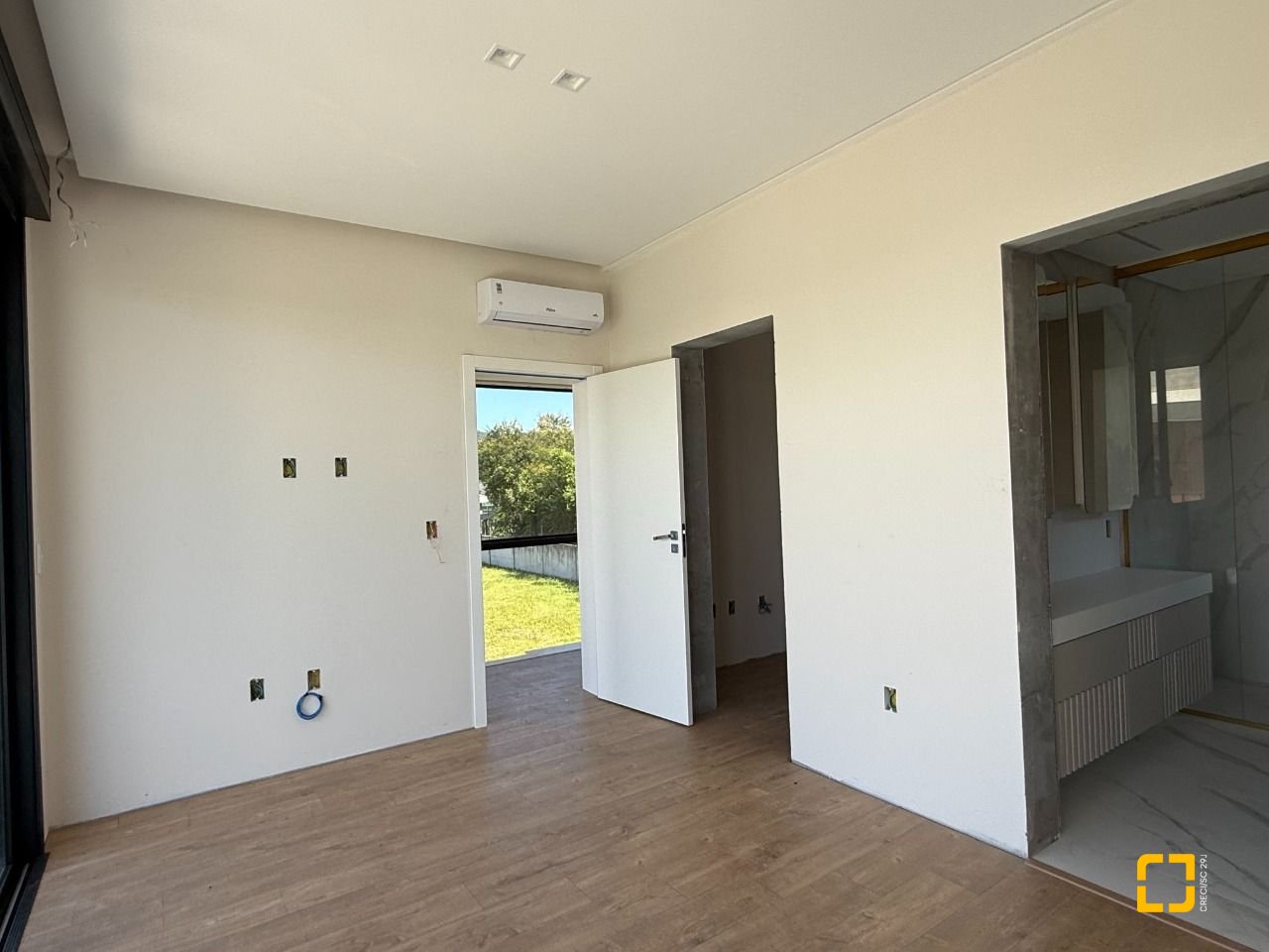 Casa de Condomínio com 298m², 3 quartos (sendo 3 suítes), 4 garagens, no bairro Pedra Branca em Palhoça