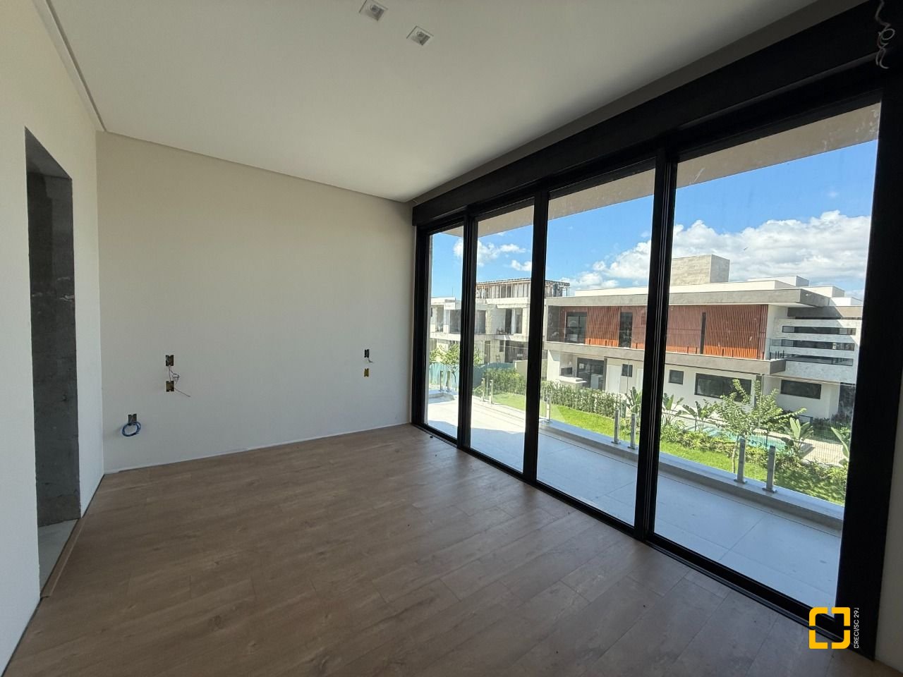 Casa de Condomínio com 298m², 3 quartos (sendo 3 suítes), 4 garagens, no bairro Pedra Branca em Palhoça