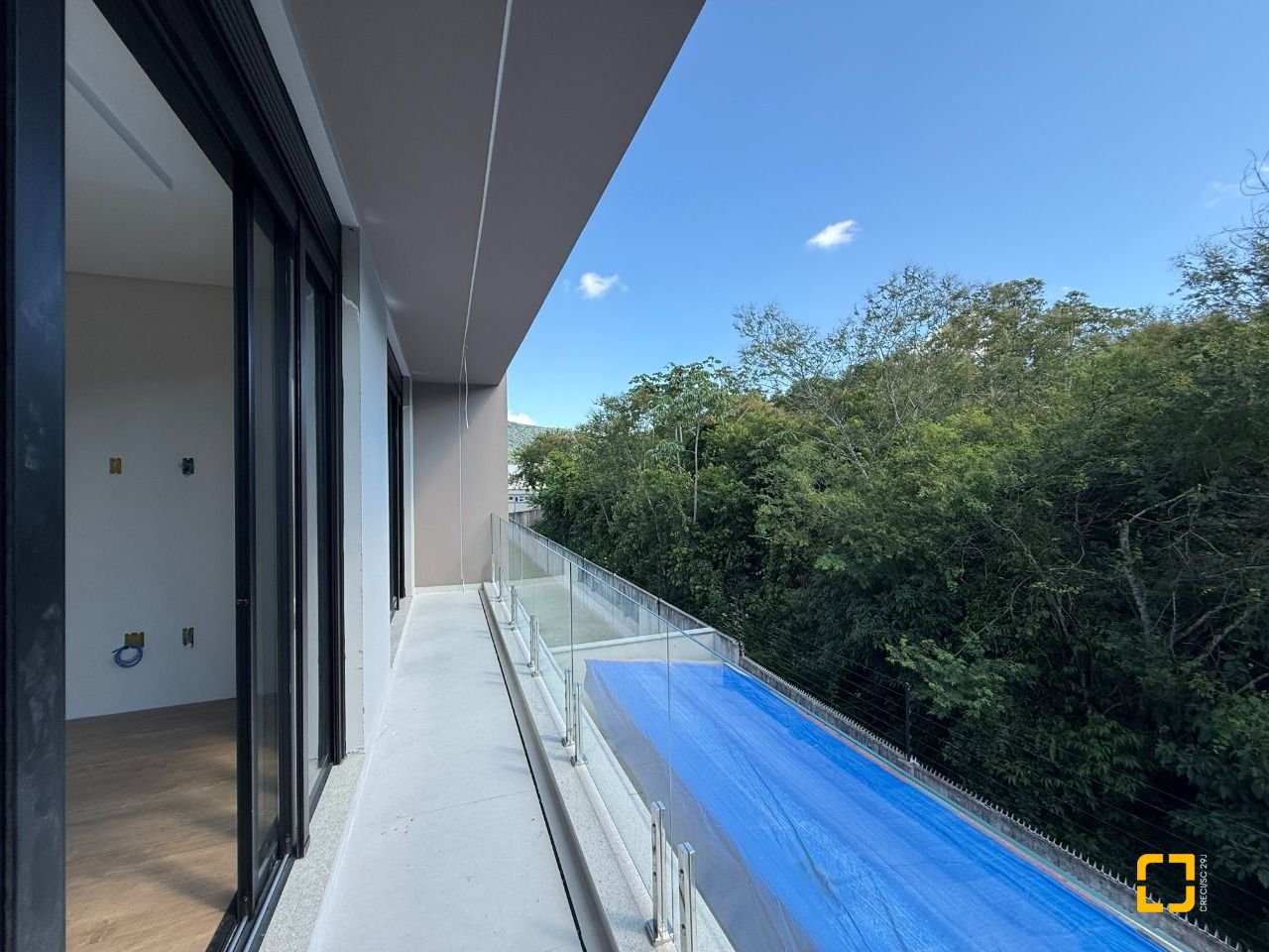 Casa de Condomínio com 298m², 3 quartos (sendo 3 suítes), 4 garagens, no bairro Pedra Branca em Palhoça