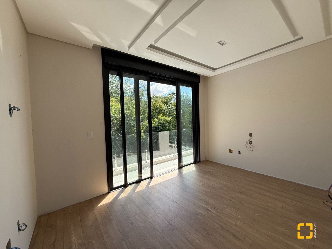 Casa de Condomínio com 298m², 3 quartos (sendo 3 suítes), 4 garagens, no bairro Pedra Branca em Palhoça