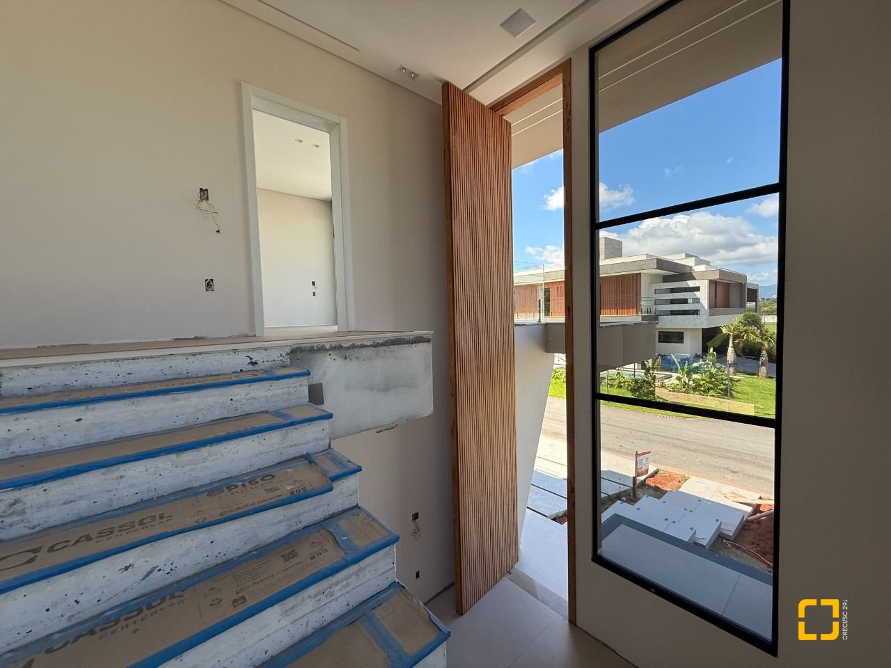 Casa de Condomínio com 298m², 3 quartos (sendo 3 suítes), 4 garagens, no bairro Pedra Branca em Palhoça