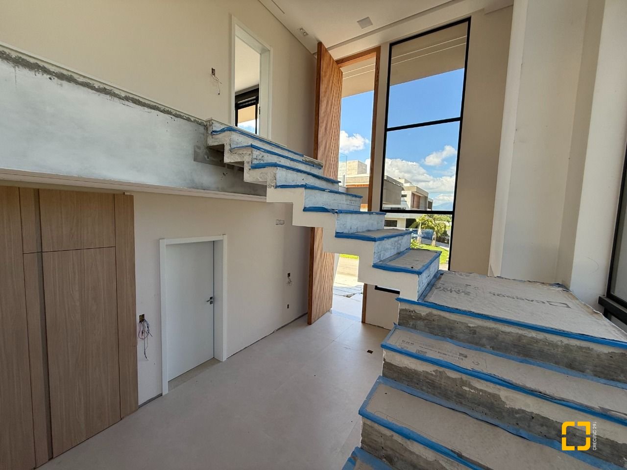 Casa de Condomínio com 298m², 3 quartos (sendo 3 suítes), 4 garagens, no bairro Pedra Branca em Palhoça
