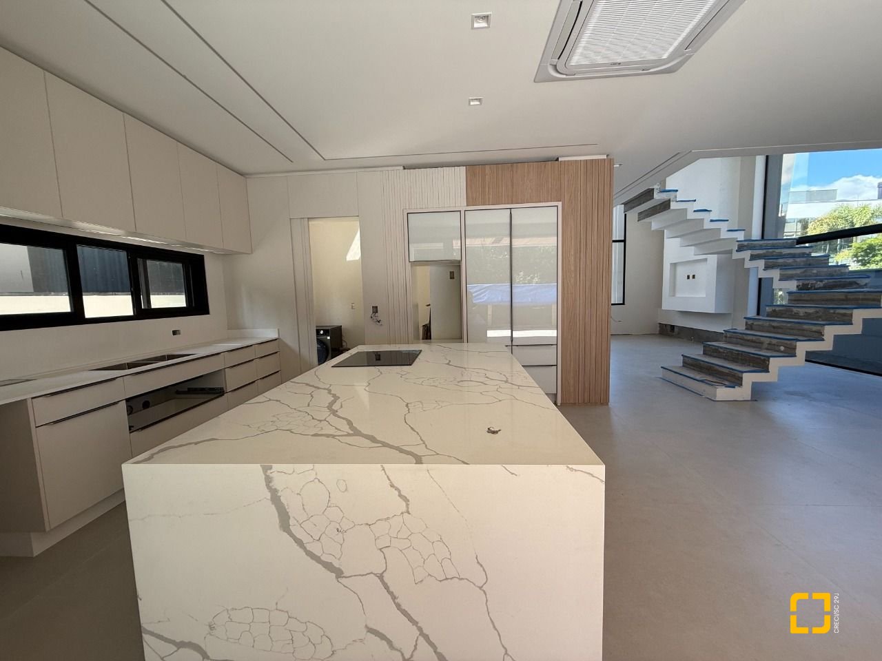 Casa de Condomínio com 298m², 3 quartos (sendo 3 suítes), 4 garagens, no bairro Pedra Branca em Palhoça