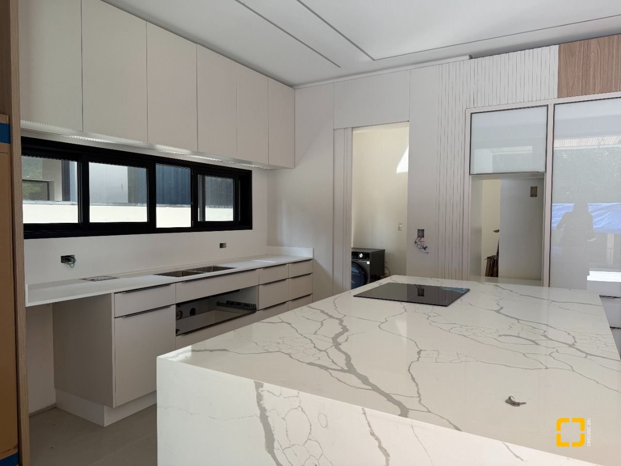 Casa de Condomínio com 298m², 3 quartos (sendo 3 suítes), 4 garagens, no bairro Pedra Branca em Palhoça