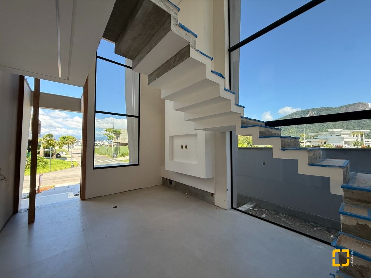 Casa de Condomínio com 298m², 3 quartos (sendo 3 suítes), 4 garagens, no bairro Pedra Branca em Palhoça
