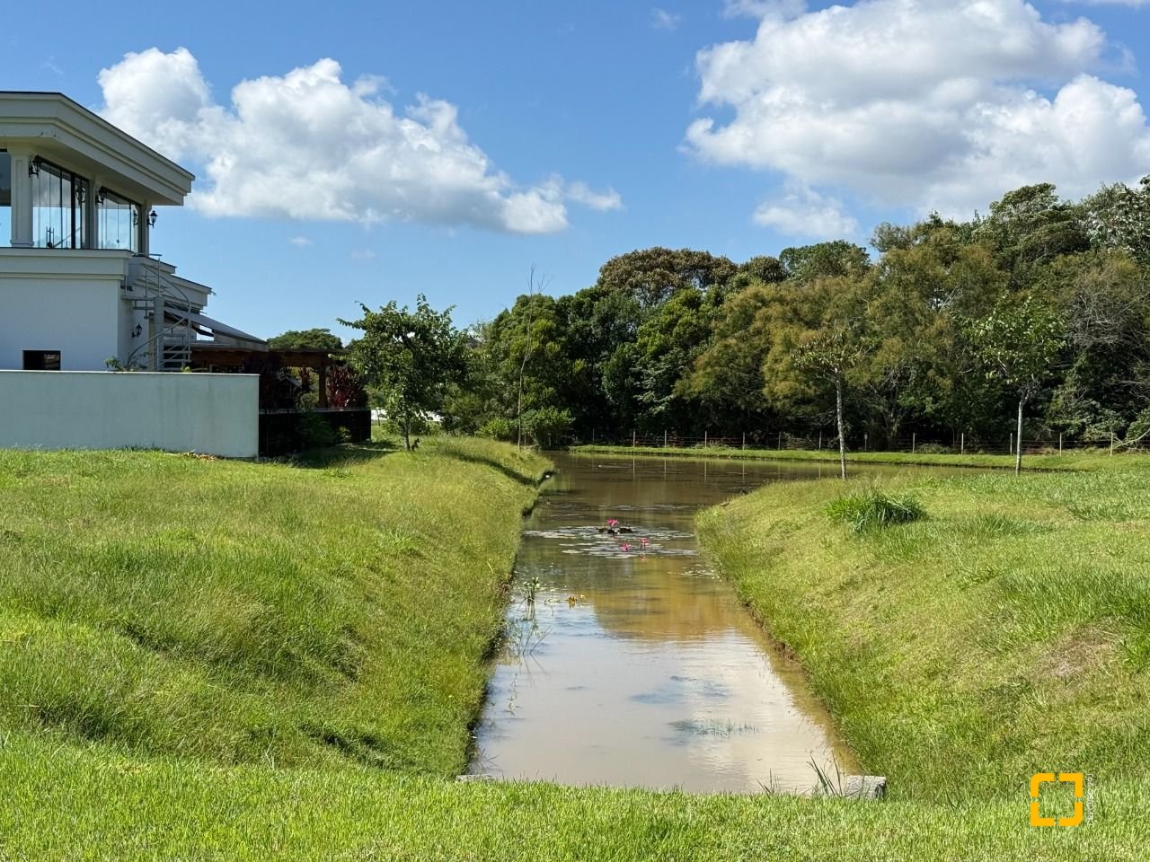 Casa de Condomínio com 298m², 3 quartos (sendo 3 suítes), 4 garagens, no bairro Pedra Branca em Palhoça