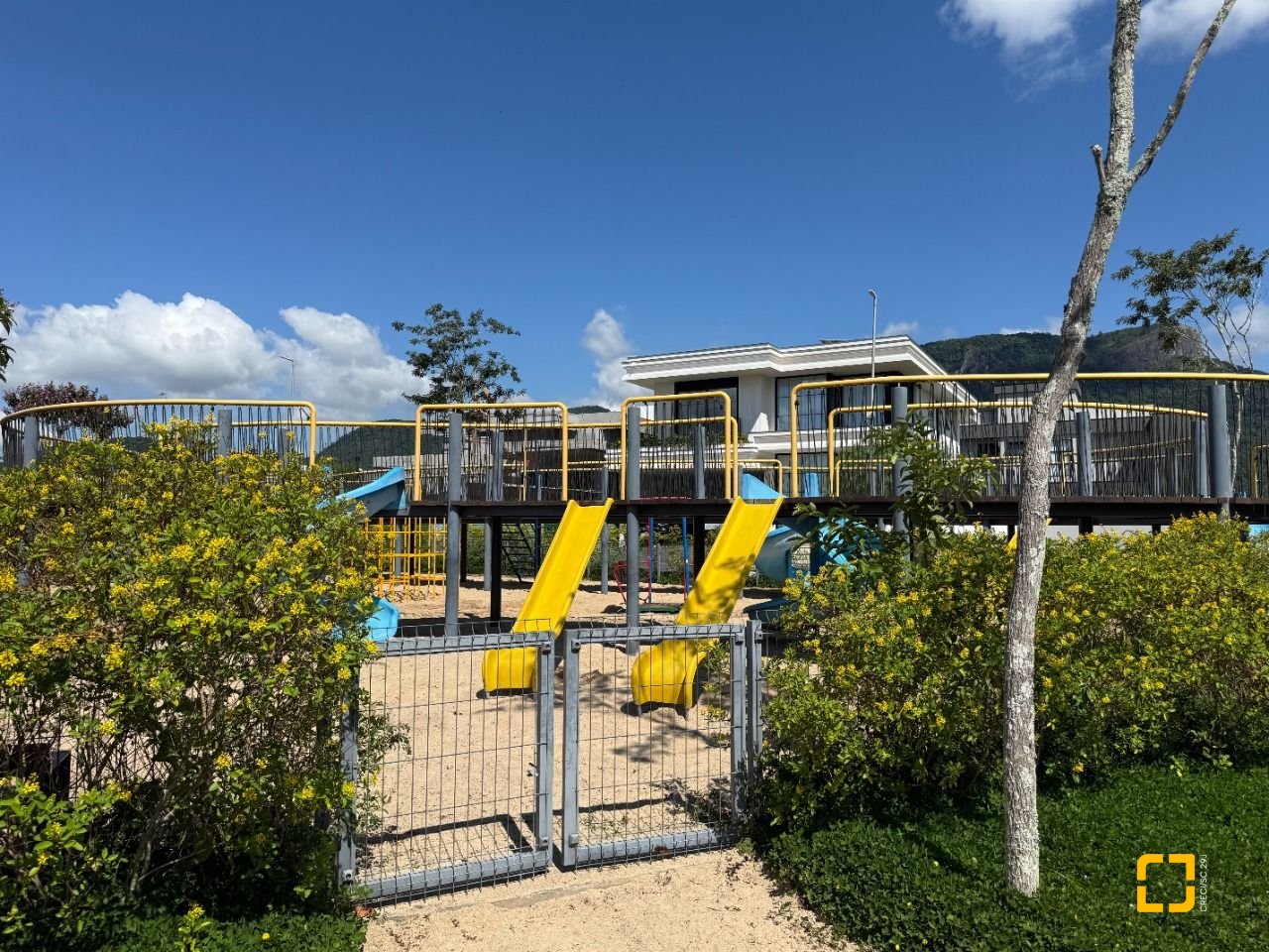 Casa de Condomínio com 298m², 3 quartos (sendo 3 suítes), 4 garagens, no bairro Pedra Branca em Palhoça