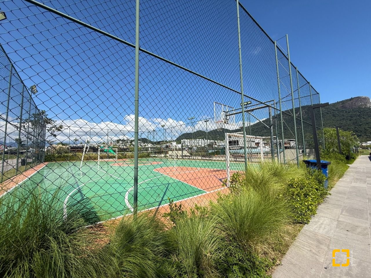 Casa de Condomínio com 298m², 3 quartos (sendo 3 suítes), 4 garagens, no bairro Pedra Branca em Palhoça