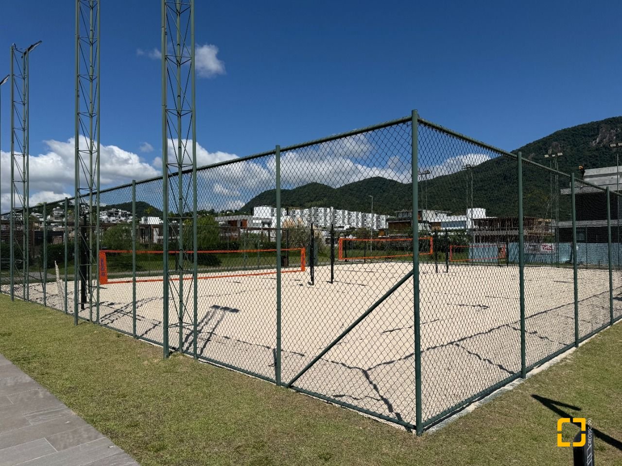 Casa de Condomínio com 298m², 3 quartos (sendo 3 suítes), 4 garagens, no bairro Pedra Branca em Palhoça