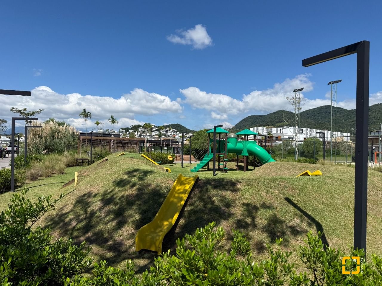 Casa de Condomínio com 298m², 3 quartos (sendo 3 suítes), 4 garagens, no bairro Pedra Branca em Palhoça