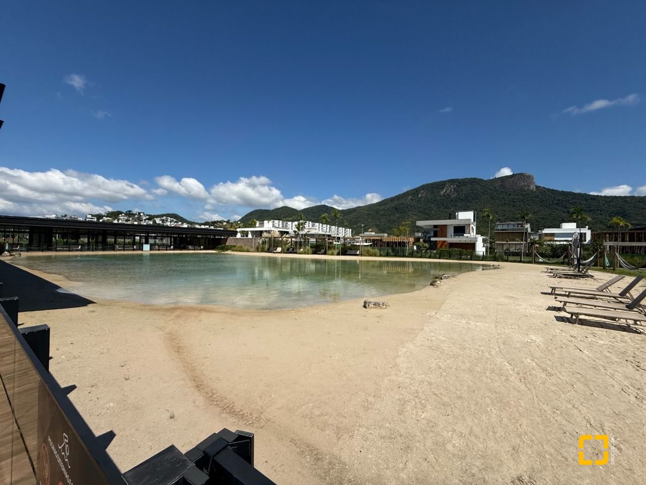 Casa de Condomínio com 298m², 3 quartos (sendo 3 suítes), 4 garagens, no bairro Pedra Branca em Palhoça
