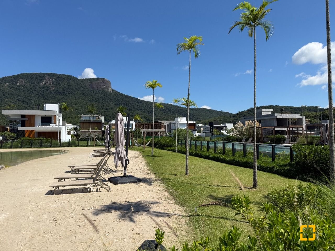 Casa de Condomínio com 298m², 3 quartos (sendo 3 suítes), 4 garagens, no bairro Pedra Branca em Palhoça