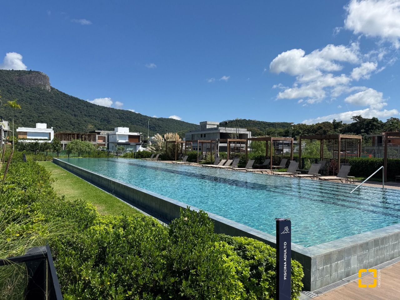 Casa de Condomínio com 298m², 3 quartos (sendo 3 suítes), 4 garagens, no bairro Pedra Branca em Palhoça