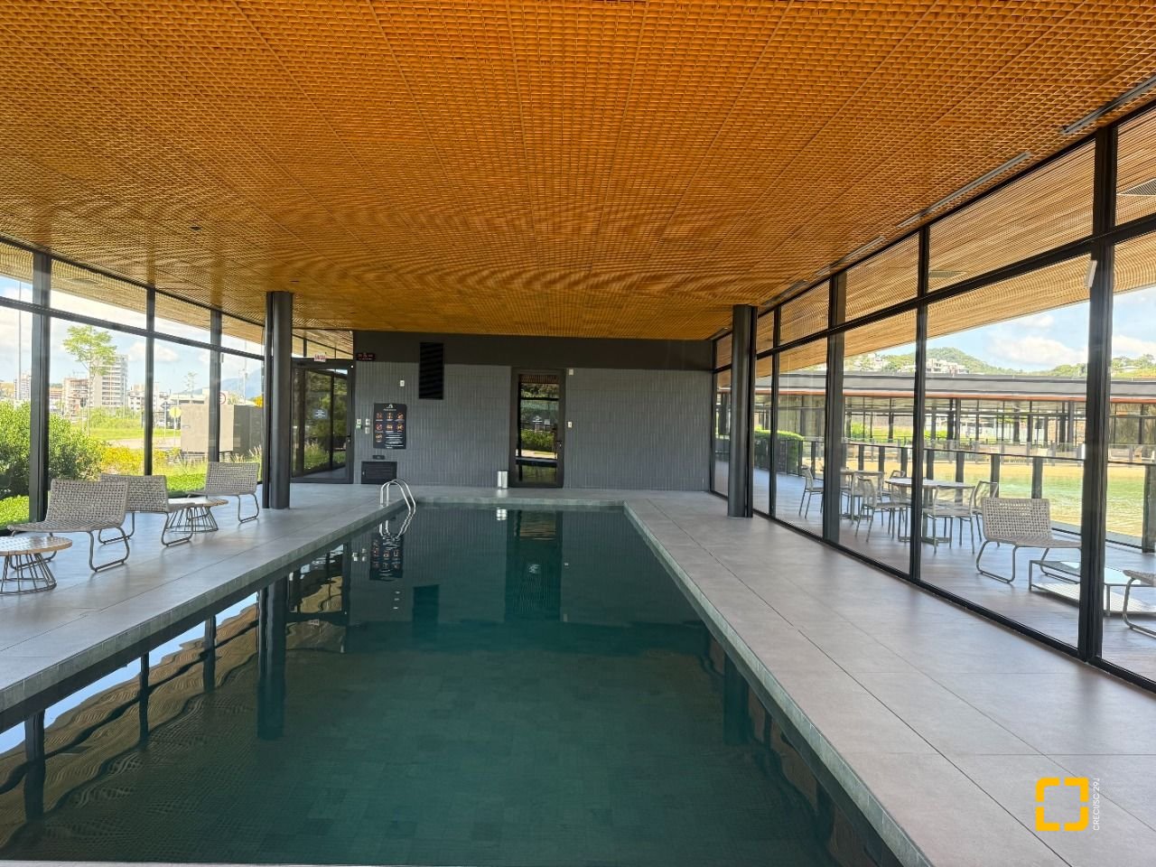Casa de Condomínio com 298m², 3 quartos (sendo 3 suítes), 4 garagens, no bairro Pedra Branca em Palhoça