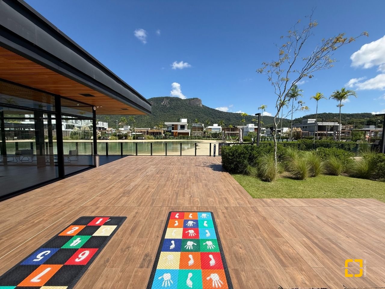 Casa de Condomínio com 298m², 3 quartos (sendo 3 suítes), 4 garagens, no bairro Pedra Branca em Palhoça