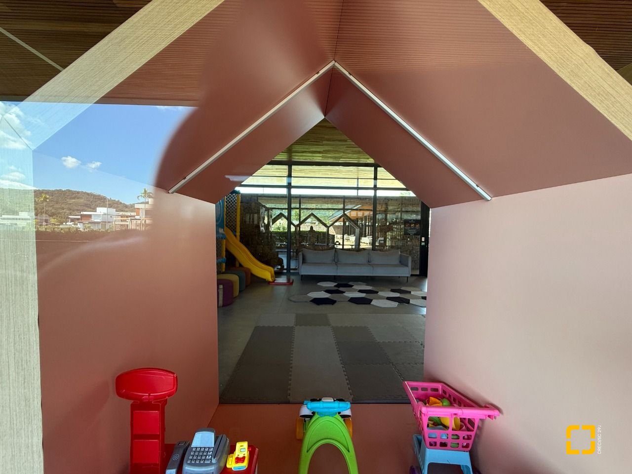 Casa de Condomínio com 298m², 3 quartos (sendo 3 suítes), 4 garagens, no bairro Pedra Branca em Palhoça