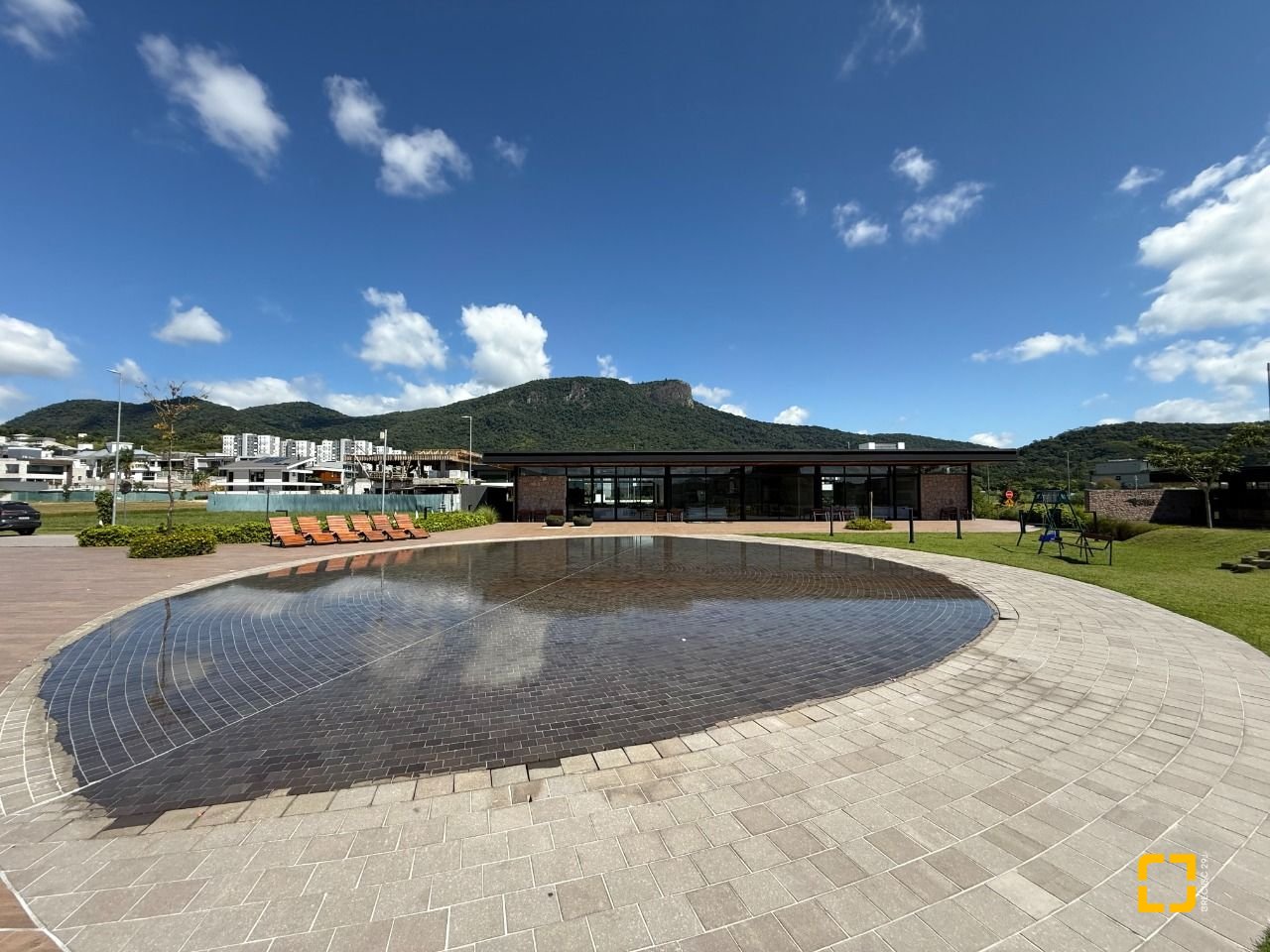 Casa de Condomínio com 298m², 3 quartos (sendo 3 suítes), 4 garagens, no bairro Pedra Branca em Palhoça