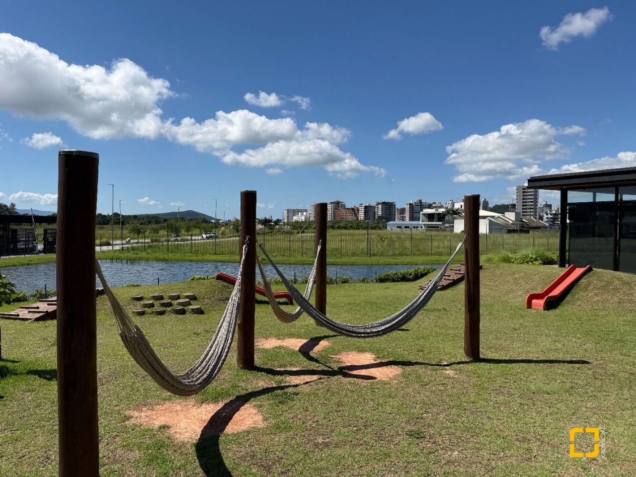 Casa de Condomínio com 298m², 3 quartos (sendo 3 suítes), 4 garagens, no bairro Pedra Branca em Palhoça