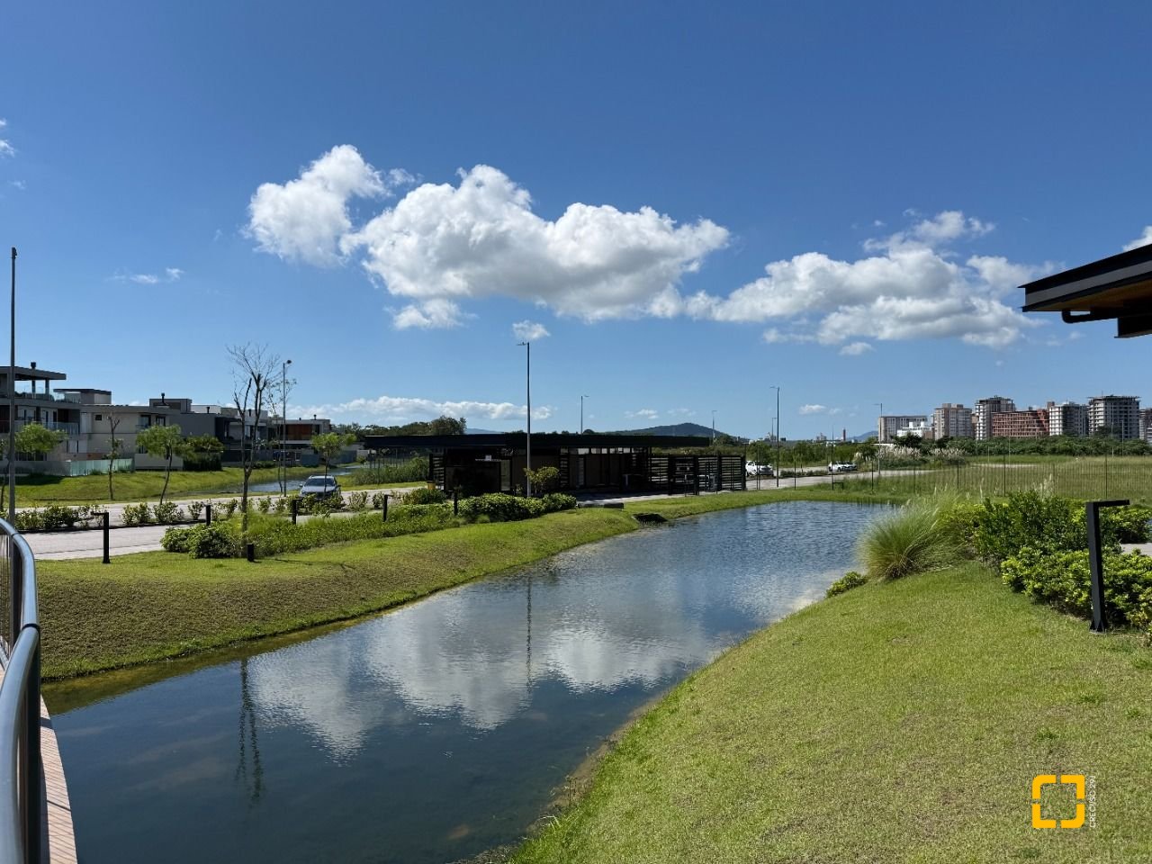 Casa de Condomínio com 298m², 3 quartos (sendo 3 suítes), 4 garagens, no bairro Pedra Branca em Palhoça