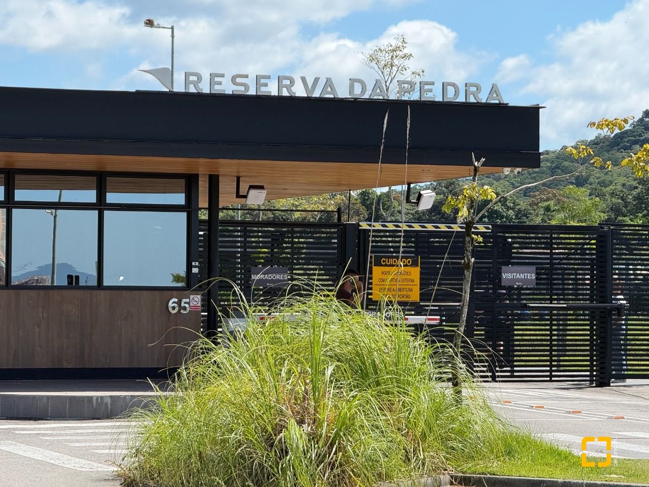 Casa de Condomínio com 298m², 3 quartos (sendo 3 suítes), 4 garagens, no bairro Pedra Branca em Palhoça