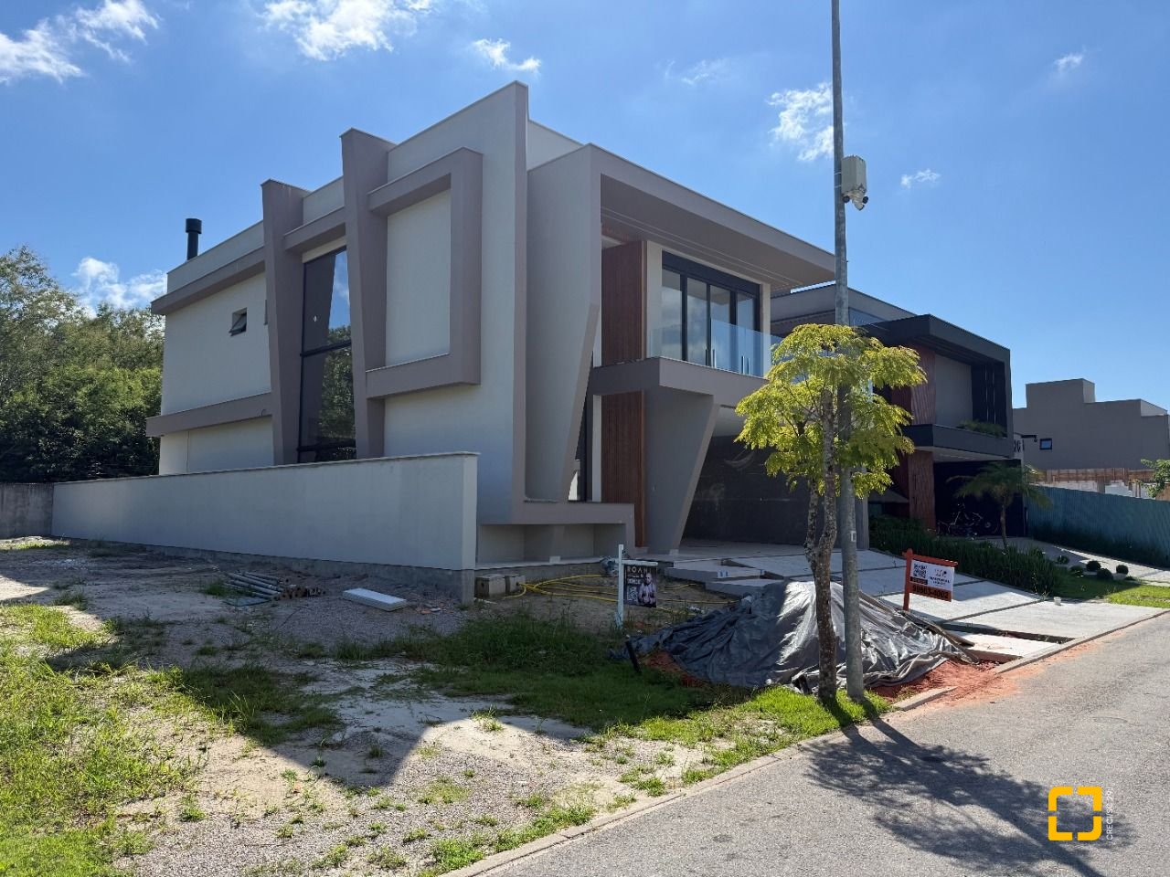 Casa de Condomínio com 298m², 3 quartos (sendo 3 suítes), 4 garagens, no bairro Pedra Branca em Palhoça