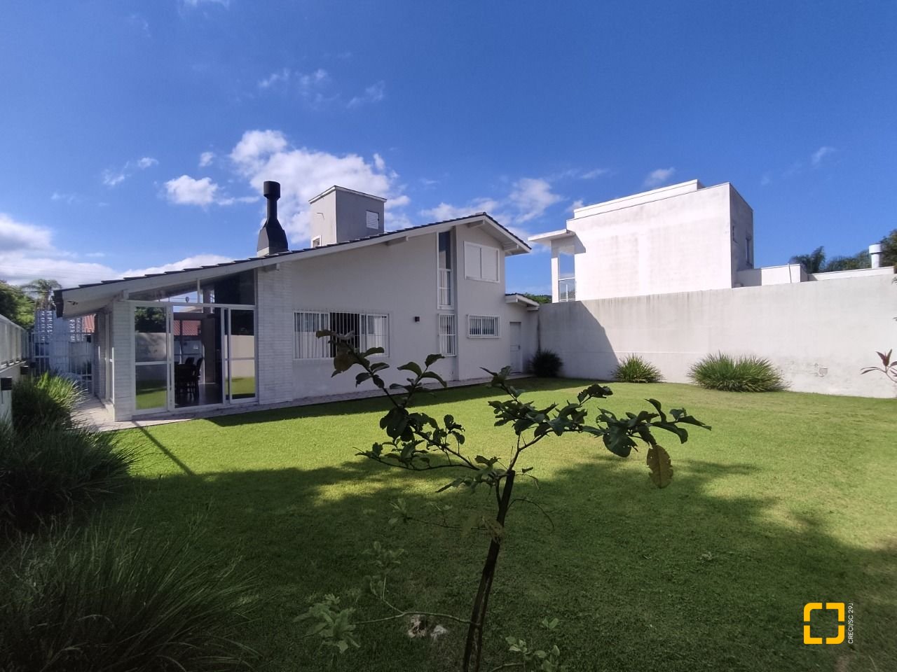 Casa com 119m², 3 quartos (sendo 1 suíte), 2 garagens, no bairro Daniela em Florianópolis