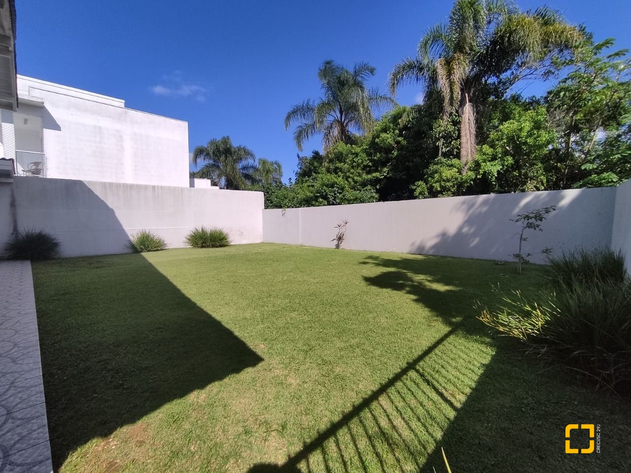 Casa com 119m², 3 quartos (sendo 1 suíte), 2 garagens, no bairro Daniela em Florianópolis