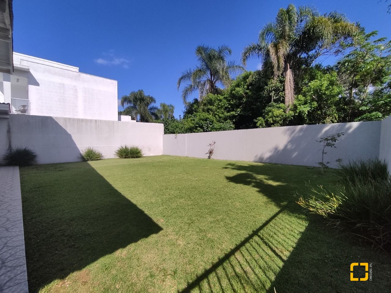 Casa com 119m², 3 quartos (sendo 1 suíte), 2 garagens, no bairro Daniela em Florianópolis