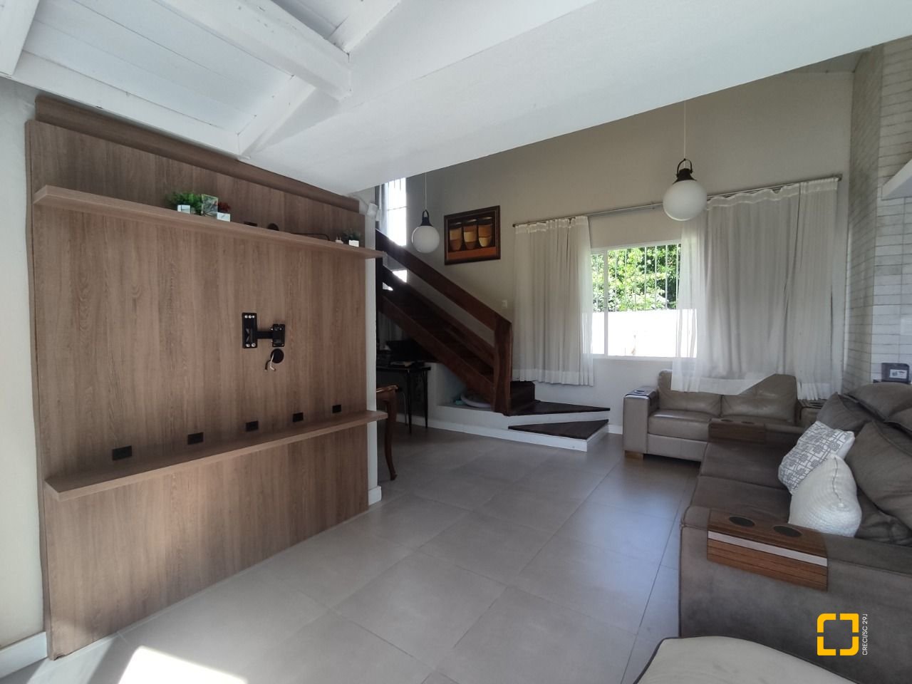 Casa com 119m², 3 quartos (sendo 1 suíte), 2 garagens, no bairro Daniela em Florianópolis