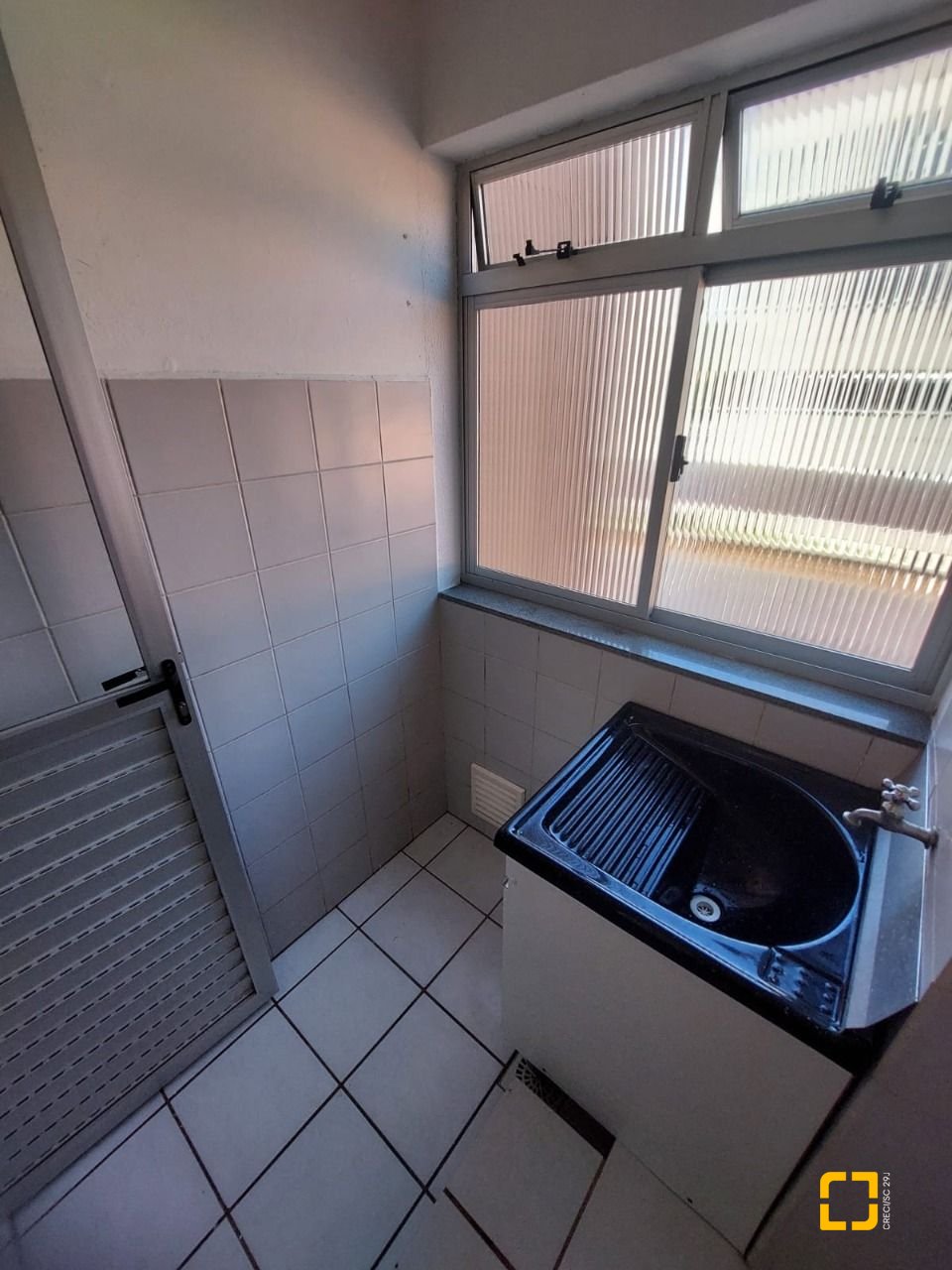 Apartamento com 52m², 2 quartos, 1 garagem, no bairro Araucária em São José