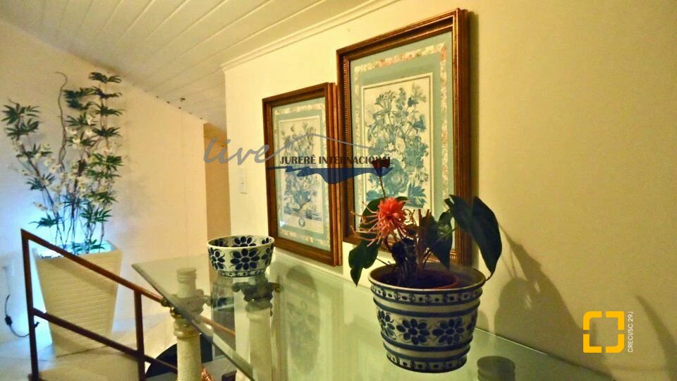 Cobertura com 220m², 3 quartos (sendo 2 suítes), 2 garagens, no bairro Jurerê Internacional em Florianópolis