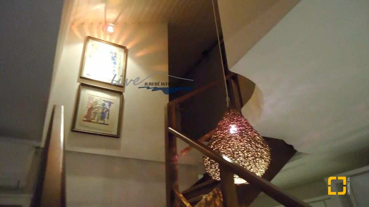 Cobertura com 220m², 3 quartos (sendo 2 suítes), 2 garagens, no bairro Jurerê Internacional em Florianópolis