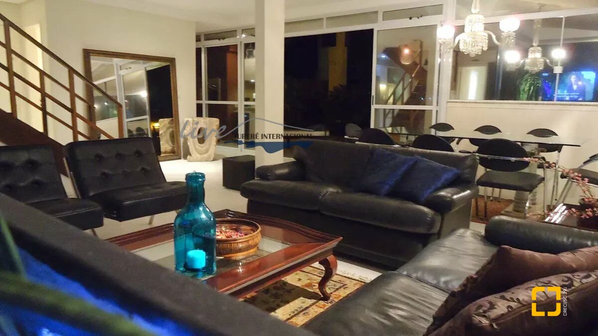 Cobertura com 220m², 3 quartos (sendo 2 suítes), 2 garagens, no bairro Jurerê Internacional em Florianópolis