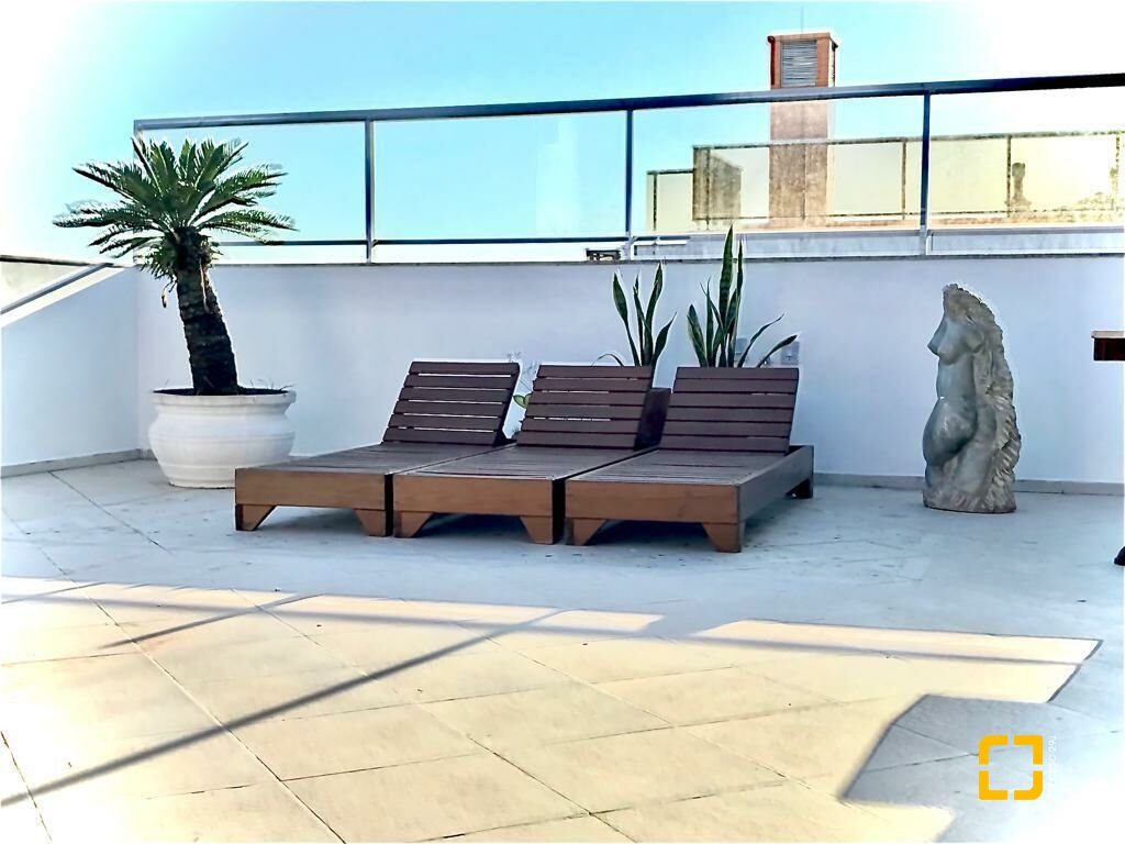 Cobertura com 220m², 3 quartos (sendo 2 suítes), 2 garagens, no bairro Jurerê Internacional em Florianópolis