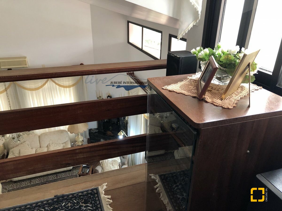 Casa com 481m², 10 quartos (sendo 5 suítes), 4 garagens, no bairro Jurerê Internacional em Florianópolis