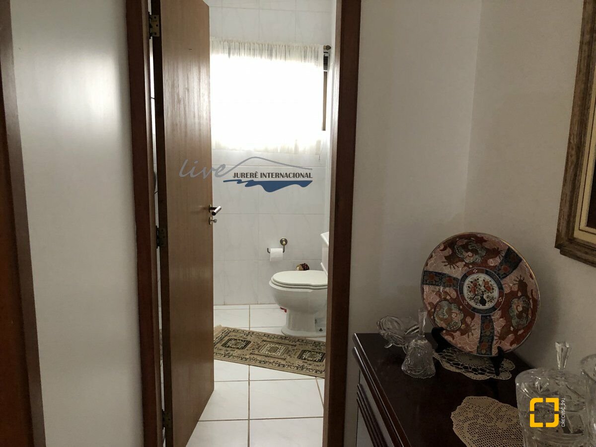 Casa com 481m², 10 quartos (sendo 5 suítes), 4 garagens, no bairro Jurerê Internacional em Florianópolis