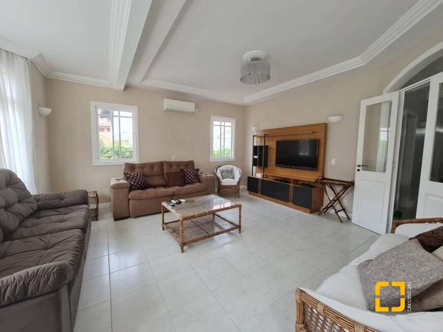 Casa com 450m², 9 quartos (sendo 4 suítes), 3 garagens, no bairro Jurerê Internacional em Florianópolis