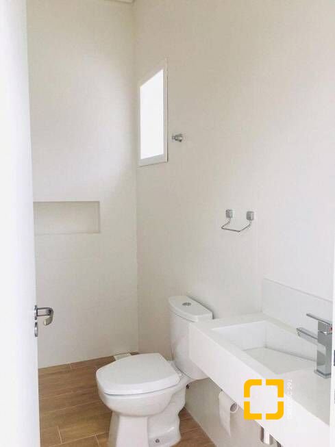 Casa com 450m², 9 quartos (sendo 4 suítes), 3 garagens, no bairro Jurerê Internacional em Florianópolis