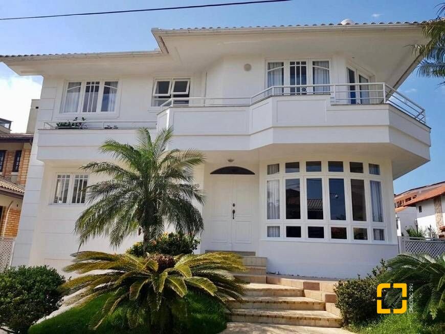 Casa com 450m², 9 quartos (sendo 4 suítes), 3 garagens, no bairro Jurerê Internacional em Florianópolis