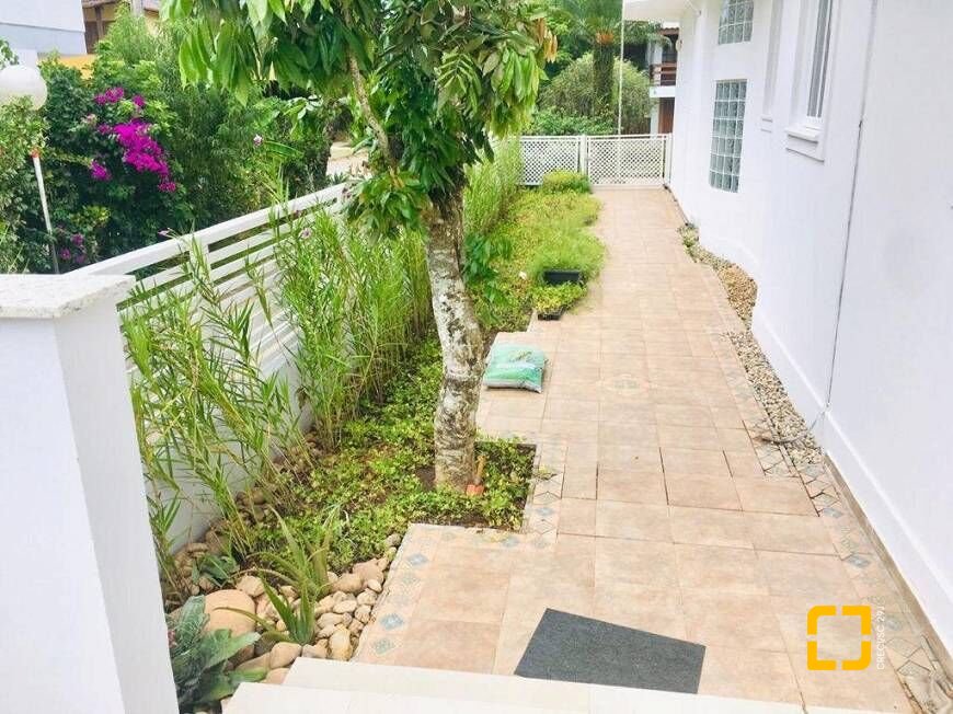 Casa com 450m², 9 quartos (sendo 4 suítes), 3 garagens, no bairro Jurerê Internacional em Florianópolis