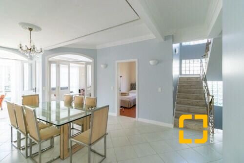 Casa com 450m², 9 quartos (sendo 4 suítes), 3 garagens, no bairro Jurerê Internacional em Florianópolis
