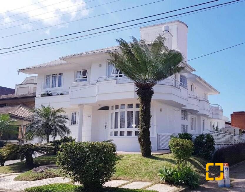 Casa com 450m², 9 quartos (sendo 4 suítes), 3 garagens, no bairro Jurerê Internacional em Florianópolis