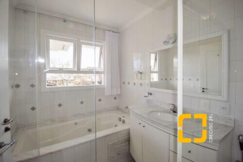 Casa com 450m², 9 quartos (sendo 4 suítes), 3 garagens, no bairro Jurerê Internacional em Florianópolis